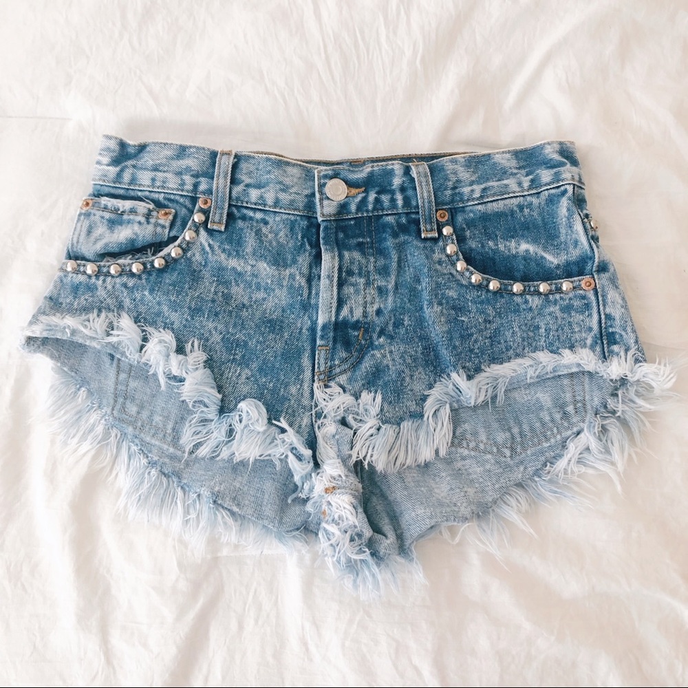 RUNWAYDREAMZ Levi’s Denim Shorts Studded & Fringe